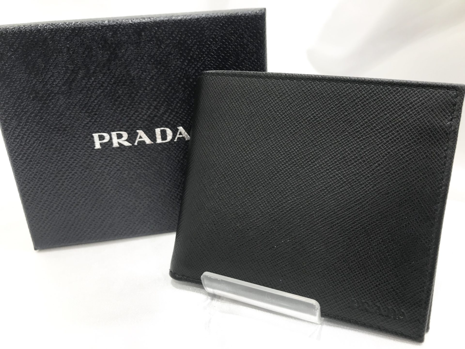 質屋ブログ～PRADA プラダから 二つ折り財布 入荷しました！ブラックで上品さが漂う財布です～【質屋かんてい局 前橋店】 | 質屋かんてい局前橋店